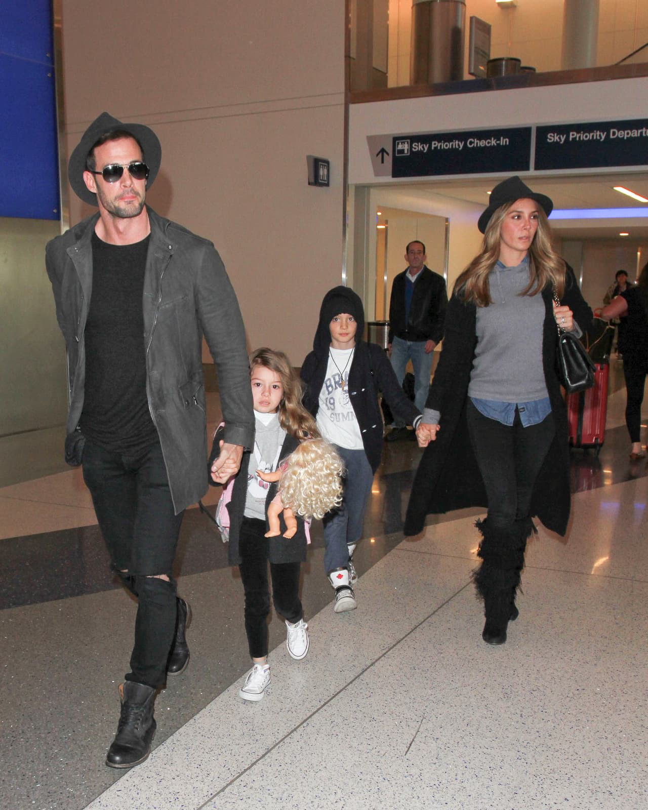 El matrimonio fue visto llegando al aeropuerto de Los Angeles.