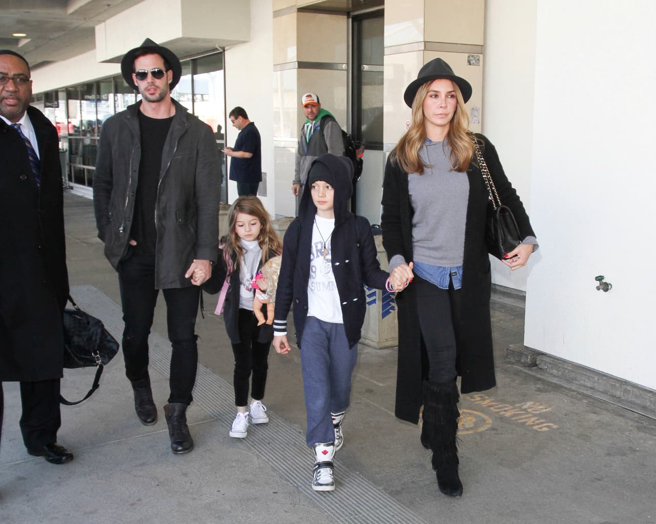 Listos para abordar una camioneta.