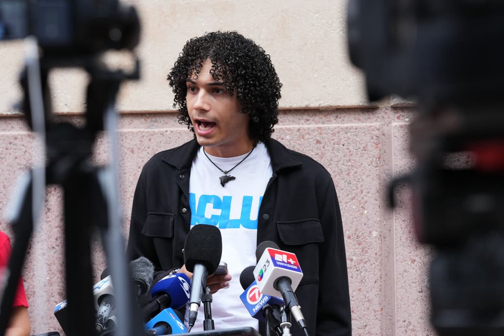 Pero no todo es alegría en el Sur de la Florida. Dariel Gomez, de ACLU, advirtió en Coral Gables sobre los riesgos de viajar a EEUU durante el Mundial de Fútbol.
<br>
<br>