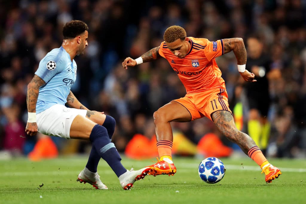 El Olympique de Lyon salió desde el minuto uno a morder, a ejercer presión desde la salida del Manchester City, dejando claro que no venían de turistas. Aquí Memphis Depay con el esférico.