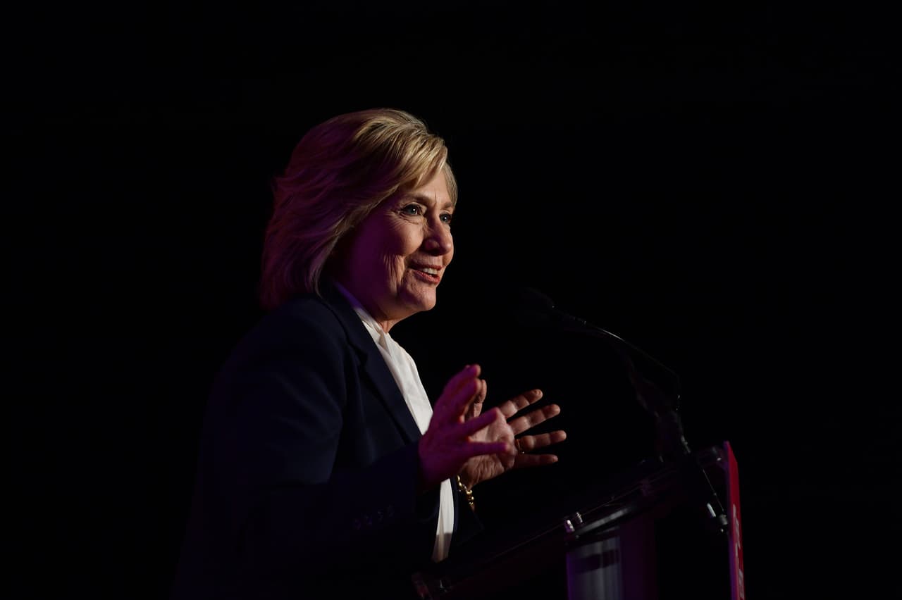 Hillary Clinton amplía su ventaja nacional sobre Sanders