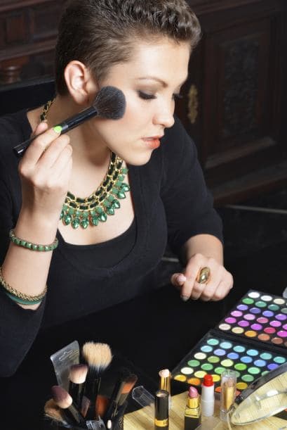 Cuidado con el maquillaje. Acudir a una maquilladora es una gran idea si tienes un evento.