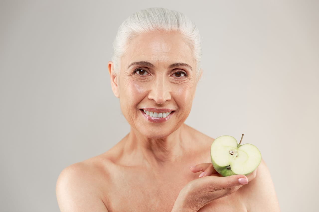 <b>Reduce las arrugas.</b> Además de eliminar los granitos y las espinillas, si mezclamos la cáscara de la manzana con huevo y aceite de almendras, notarás que con varias sesiones las arrugas de tu rostro comenzarán a reducirse.