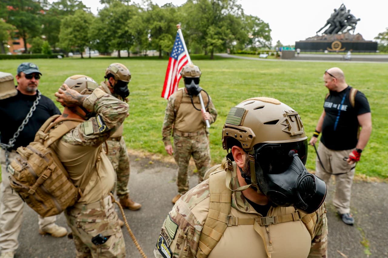 Un grupo de veteranos se detiene frente al Memorial de Guerra del Cuerpo de Marines de los Estados Unidos en Arlington, Virginia.