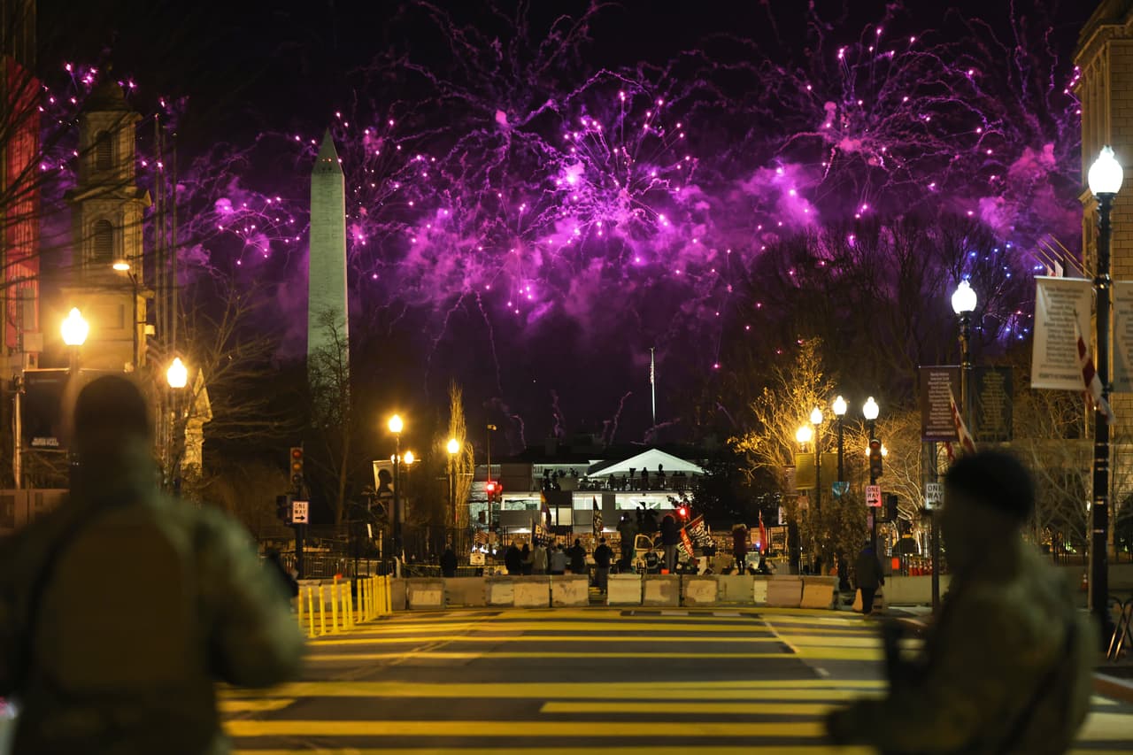 Soldados de la Guardia Nacional frente al espectáculo de fuegos artificiales que cerró la celebración de la toma de posesión de 
<a href="https://www.univision.com/temas/joe-biden">Joe Biden</a> y 
<a href="https://www.univision.com/temas/kamala-harris">Kamala Harris</a>. El festejo tuvo como centro el Monumento a Lincoln en Washington DC, desde donde se realizaron algunas transmisiones en vivo que se intercalaban con piezas grabadas.