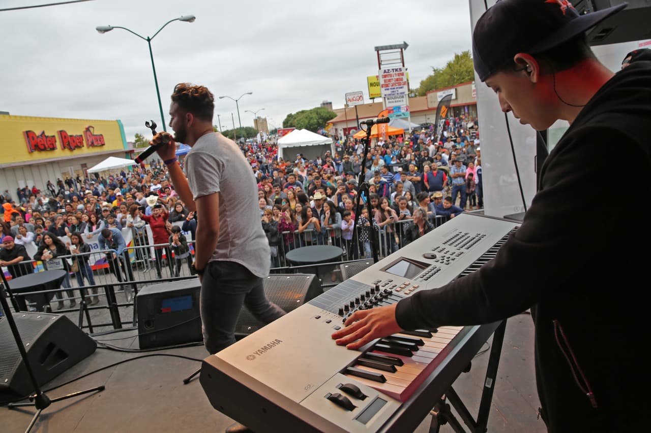 Miles cantaron y bailaron a ritmo banda, norteña, cumbia, hip-hop y rap