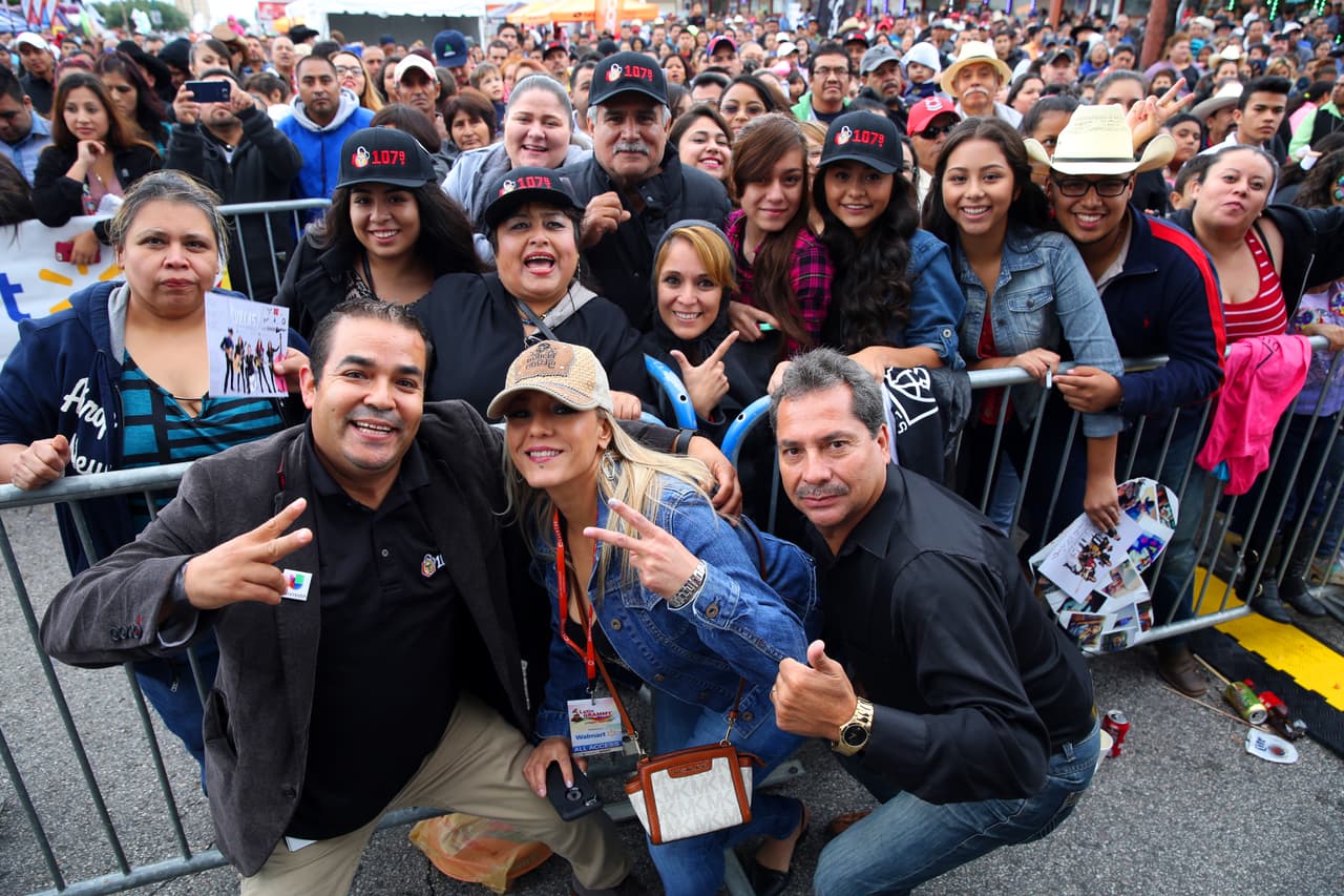 Miles cantaron y bailaron a ritmo banda, norteña, cumbia, hip-hop y rap
