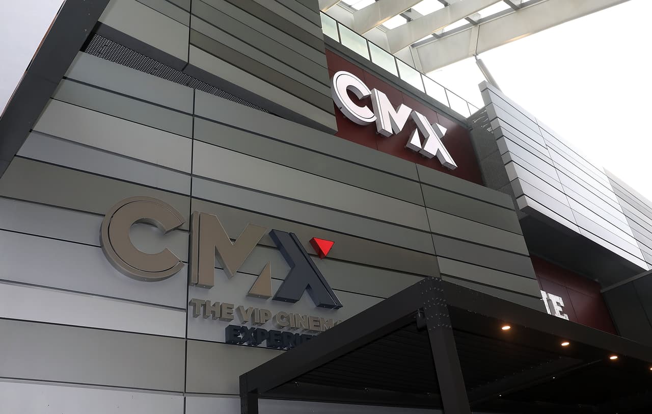<b>CMX Cinemas.</b> Esta cadena posee 41 salas de cine que también sirven comida en las principales ciudades y es el octavo operador de estos establecimientos en EEUU. De abril a julio, la venta de boletos en el país no superó el millón de dólares en una sola semana (en 2019 fue de al menos 150 millones semanales en esos mismos meses). La empresa se declaró en bancarrota en abril.