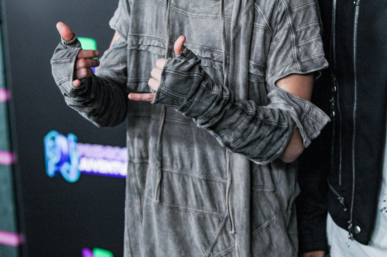 Mientras que Christopher eligió una sudadera gris de mangas largas y guantes integrados.