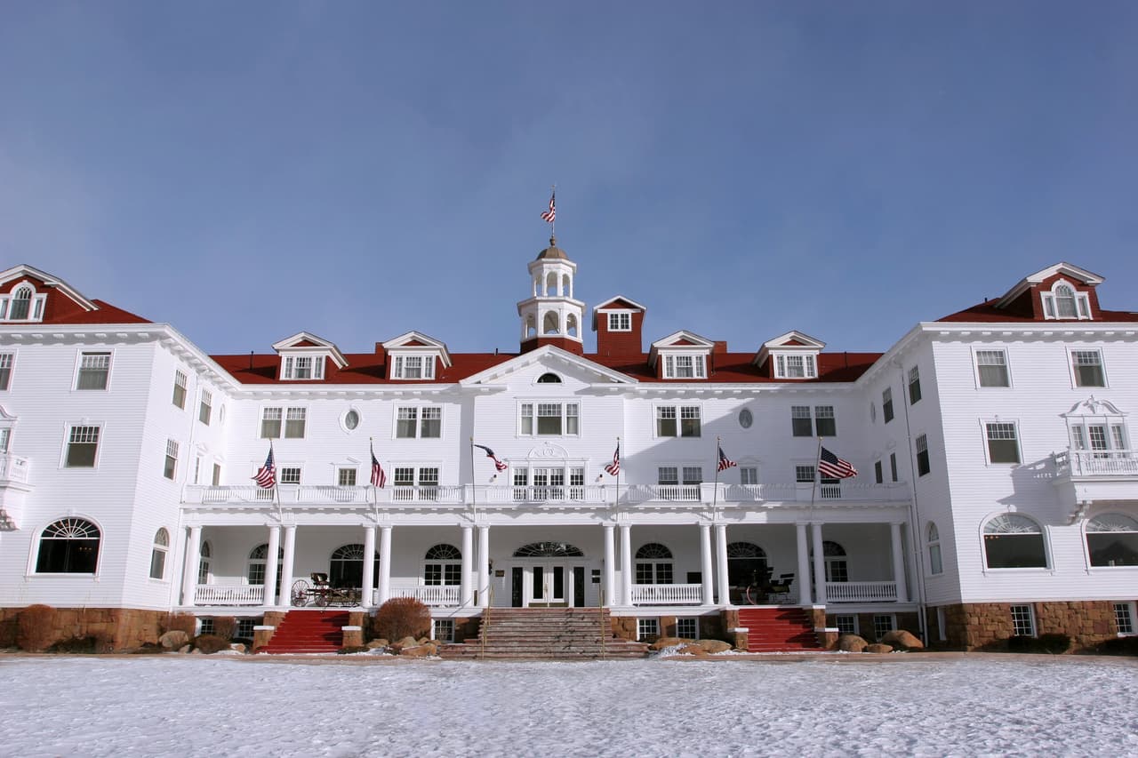 El hotel Stanley fue construido por el inventor, magnate y empresario Freelan Oscar Stanley, quien padecía de tuberculosis y se mudó a Estes Park por el buen aire y ambiente, que mejoró su salud. Le encantó tanto el lugar que decidió quedarse con su esposa Flora ahí permanentemente, pero para ello necesitaba unos aposentos dignos de su fortuna.