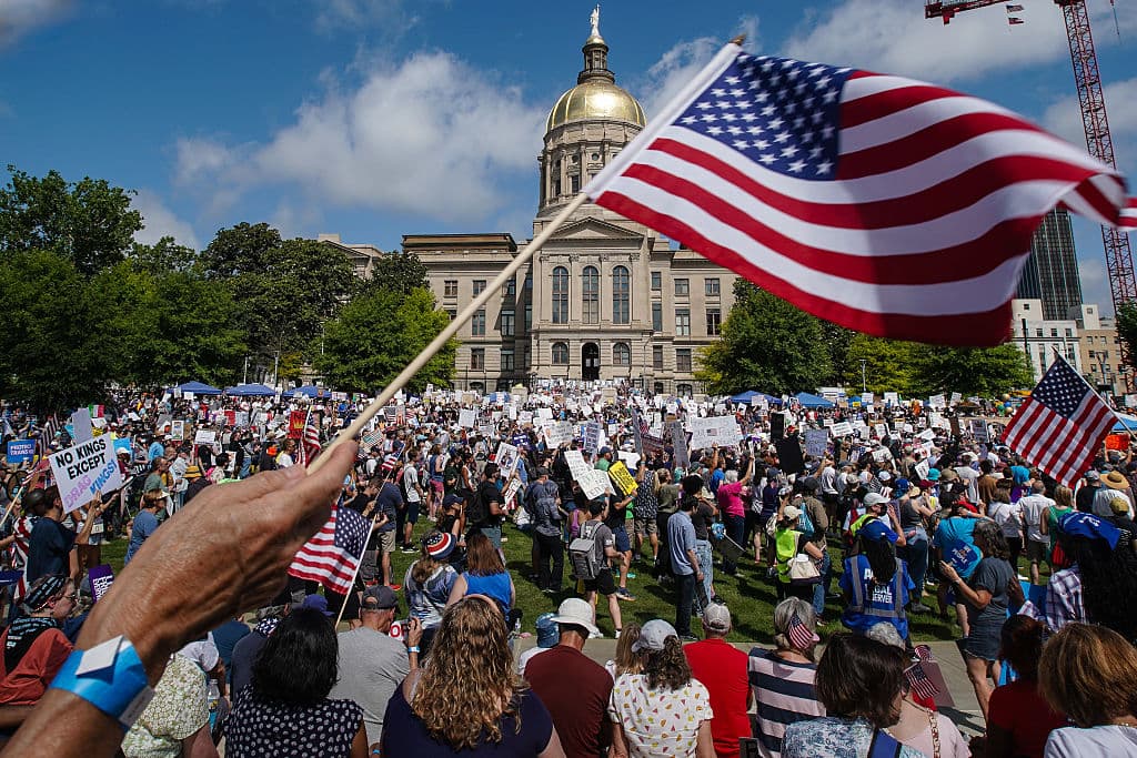 <b>El evento fue acompañado de música, cánticos colectivos y momentos simbólicos</b>, como la frase coreada por la multitud:
<i>“Este país no tiene un rey, este país es de todos nosotros”</i>.