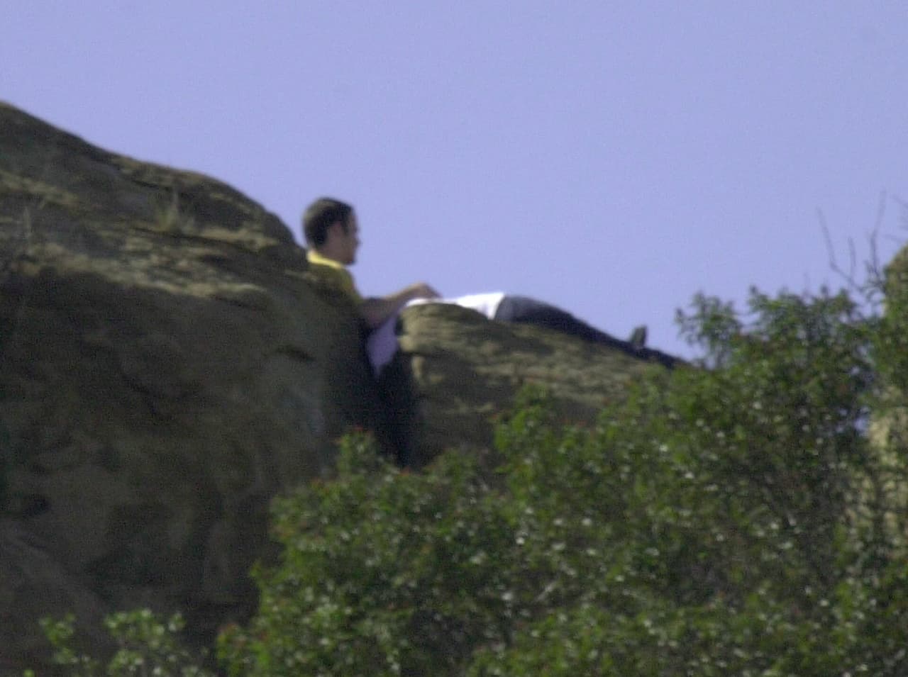 La presunta víctima, declaró que Kevin Spacey lo agarró "cual marido a la esposa" y se tumbó sobre su cuerpo. "Trataba de seducirme... Estaba tratando de tener sexo conmigo", declaró el actor de 'Star Trek: Discovery'.
<br>