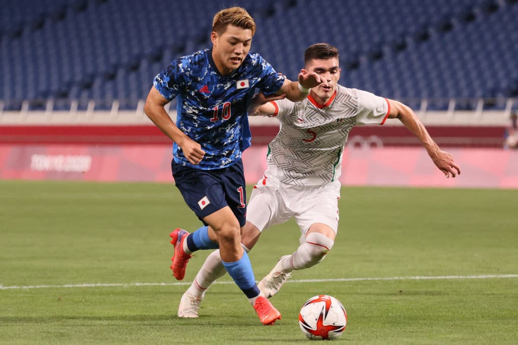 La selección mexicana cae ante los locales 2-1 durante su segundo partido en los Juegos Olímpicos de Tokyo 2020. México se jugará su pase a Cuartos de Final el miércoles ante Sudáfrica. Takefusa Kubo anotó el primer tanto para la escuadra nipona, seguido de Doan al 11'; el 'Piojo' Alvarado anotó al minuto 85' pero no le alcanzó a la escuadra azteca.