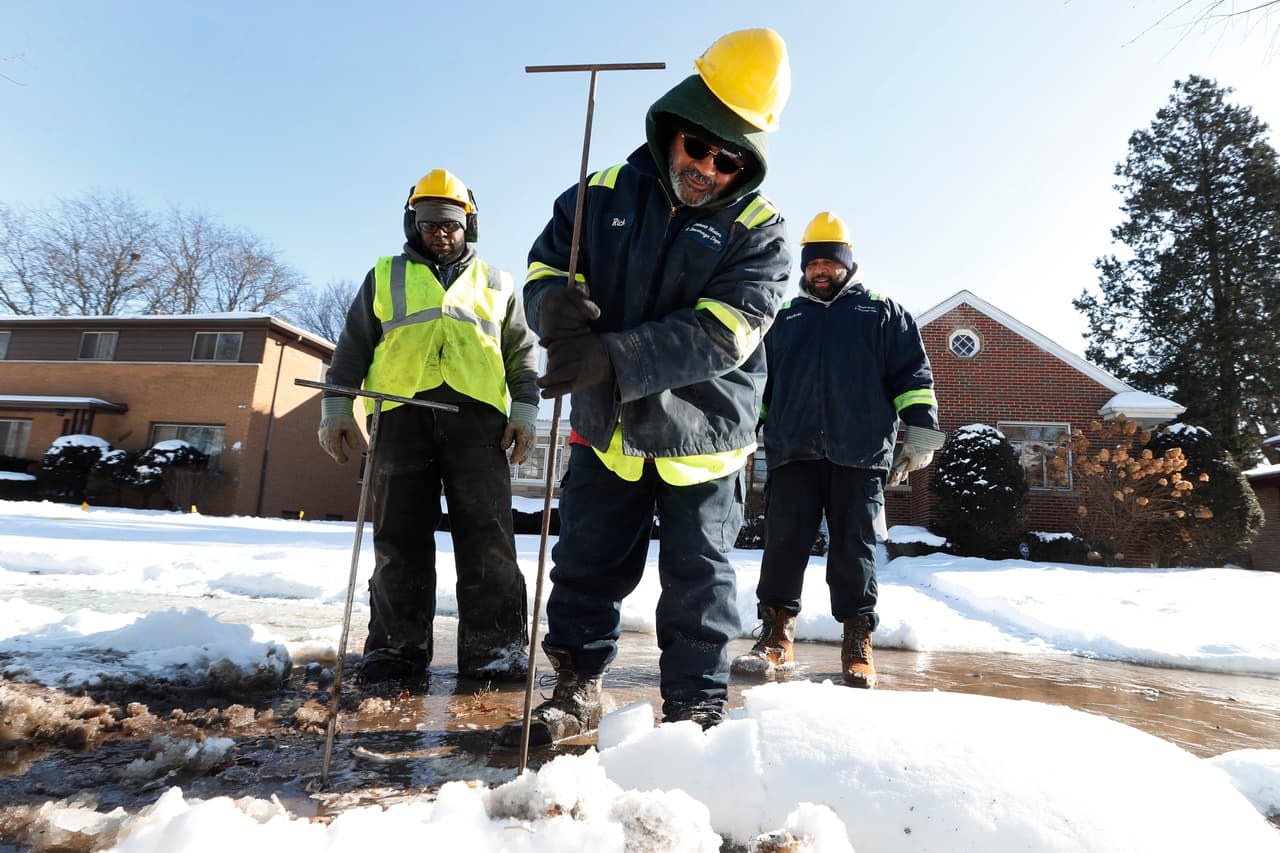 En Detroit, decenas de tuberías de agua se congelaron. Los clientes fueron conectados a otras redes para evitar que se interrumpiera el servicio, dijo a Ap el portavoz de Detroit Water and Sewerage, Bryan Peckinpaugh.