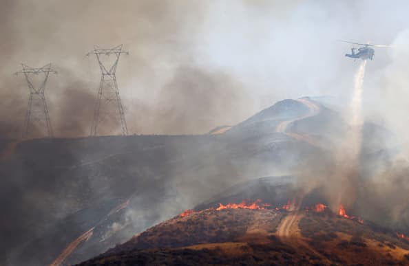 El Servicio Meteorológico Nacional dijo que muchos valles, colinas, montañas y áreas desérticas del estado permanecieron bajo un riesgo elevado de incendio debido a la baja humedad y las altas temperaturas, que establecieron varios récords para el día. Se esperaba que los días más calurosos fueran el domingo y el lunes.
<br>