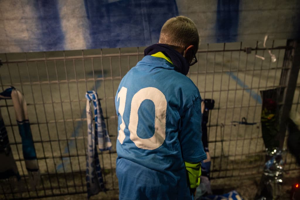 Así viven la muerte de Diego Armando Maradona en San Paolo.