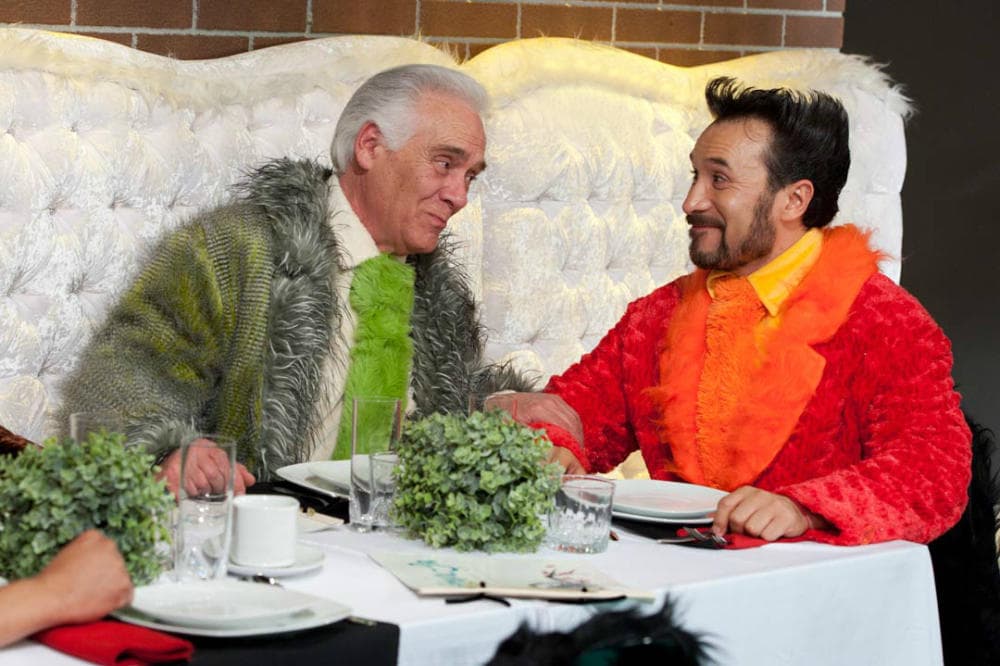 El adoptado de la familia era 'Junior', quien no era más que un policía con pérdida de memoria gracias a un accidente causado por los protagonistas de la serie, y al no saber qué hacer con él, le dicen que es parte de la familia, siendo el hijo adoptado.