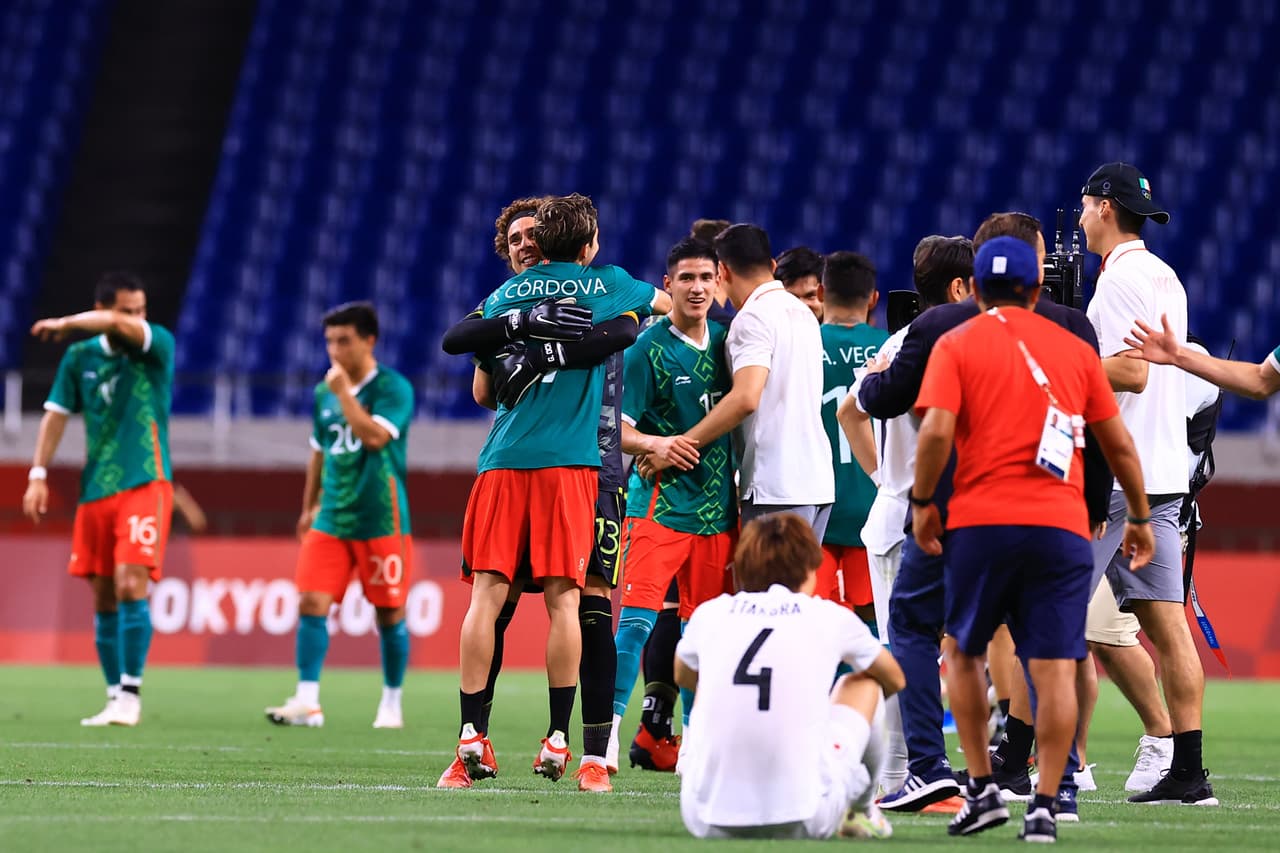 El Tri olímpico se subió al podio de Tokyo 2020 luego de vencer con claridad a Japón en el duelo por la medalla de Bronce y gracias a los goles de Sebastián Córdova, Johan Vázquez y Alexis Vega.
