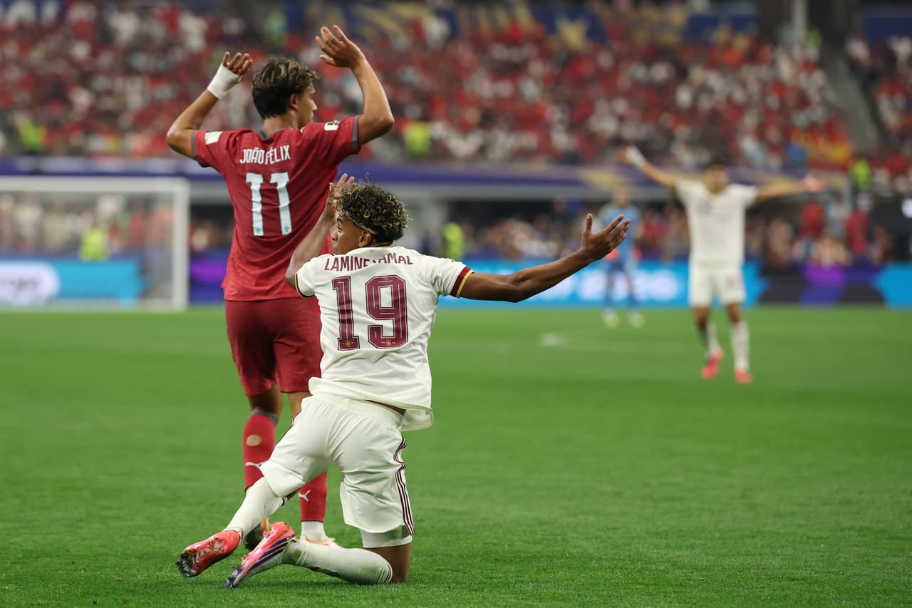 El portugués João Félix (11) y el español Lamine Yamal (19) reaccionan durante el partido de octavos de final de la Copa del Mundo entre Portugal y España en Arlington, Texas, cerca de Dallas, el lunes 6 de julio de 2026.