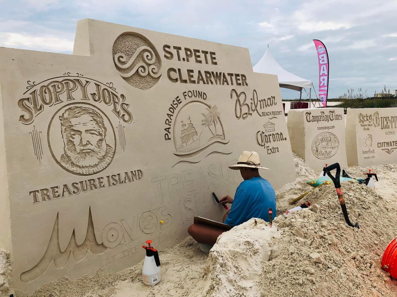 <b>Sanding Ovations</b> es un espacio para que los 
<b>escultores de todo el mundo</b> realicen obras visuales de grandes dimensiones en la arena. Los presentes pueden ver 
<b>cómo el artista trabaja sus modelos en tiempo real </b>o incluso las mismas obras terminadas.