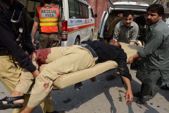 Pakistán amaneció conmocionado por la peor matanza cometida por los talibanes contra la comunidad cristiana, que costó la vida a más de ochenta personas y pone en jaque la estrategia de diálogo del Gobierno con los radicales. El último recuento ha elevado a 82 el número de fallecidos, que aún puede subir dado el estado crítico de varios de los más de 140 heridos ingresados en hospitales de la localidad noroccidental de Pesháwar, en una de cuyas iglesias se produjo la masacre. "No teníamos palabras ante el horror que teníamos delante", explicó hoy a Efe el director de la Liga Interconfesional de Pakistán (APIL), el cristiano Sayid Ishaq, quien visitó ayer junto a diversas autoridades regionales a las víctimas hospitalizadas. "No es solo un atentado contra nuestra minoría, sino también contra la humanidad de este país", dijo Ishaq, quien calificó la situación tras el ataque "como la peor sufrida hasta ahora por los cristianos paquistaníes".