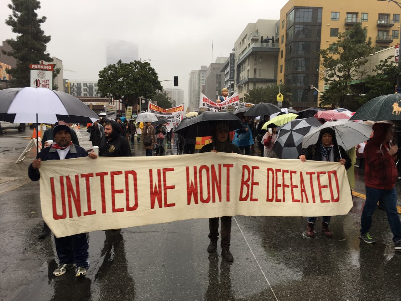 ‘Unidos no seremos vencidos’, el lema en una manta que desfiló este viernes por el centro angelino.