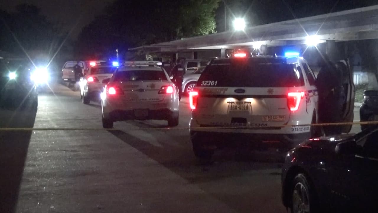 Las autoridades indicaron que al llegar a la casa el hombre golpeó con insistencia la puerta y comenzó la confrontación.