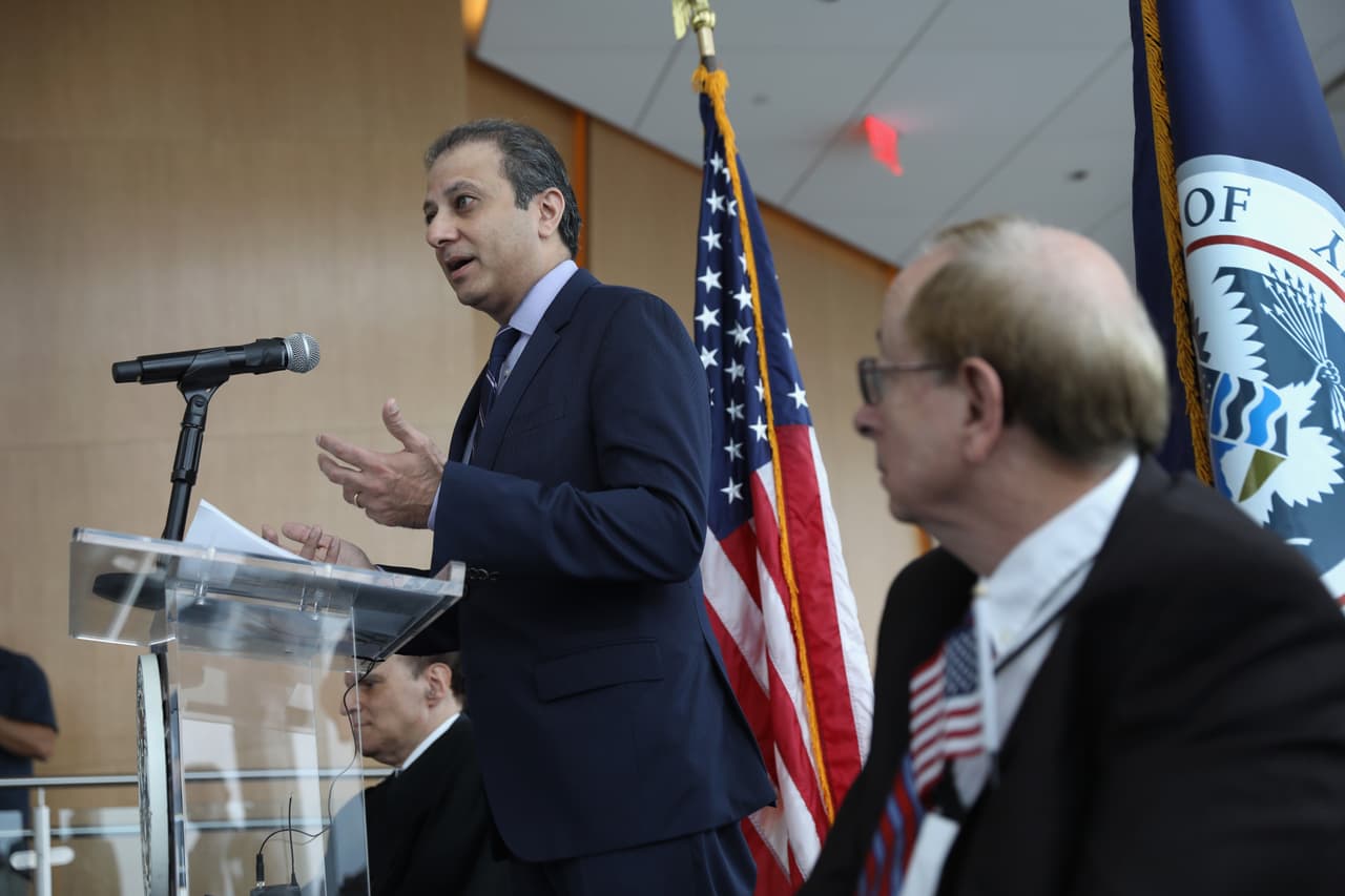 Preet Bharara, un fiscal federal que fue despedido en marzo por el presidente Donald Trump y quien es un inmigrante indio, también habló en la ceremonia. (John Moore/Getty Images)