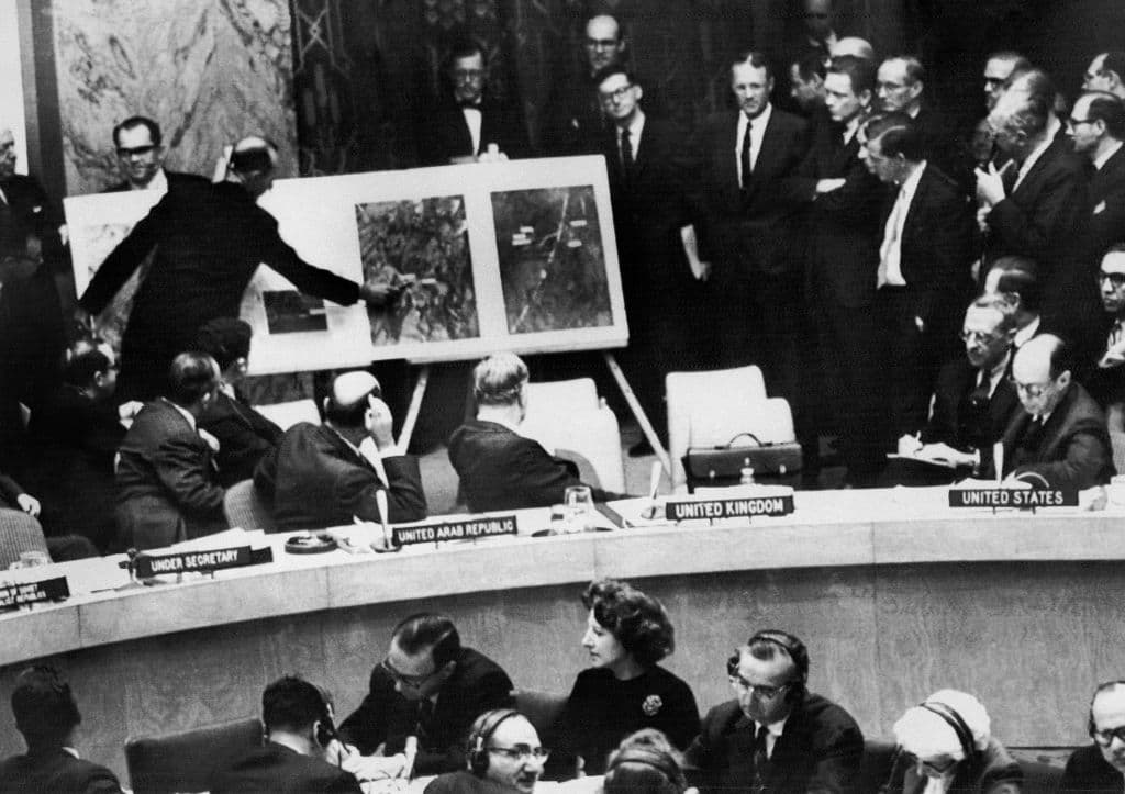 Un funcionario de la Administración estadounidense muestra a los miembros del Consejo de Seguridad de las Naciones Unidas unas vistas aéreas de una de las bases de misiles de alcance medio de Cuba, tomadas en octubre de 1962.