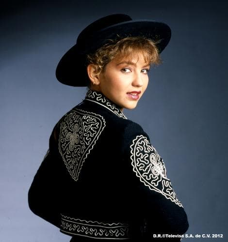 Cuando Thalía interpretó a Beatriz en 'Quinceañera' tenía 16 años, dos más que Sabrina actualmente.