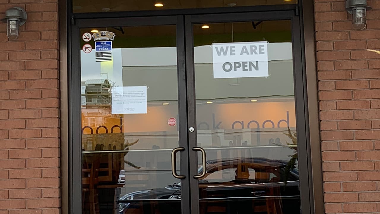 En este restaurante desean aclarar con un anuncio en la puerta que tienen abierto, aunque solo ofrecen comida para llevar.