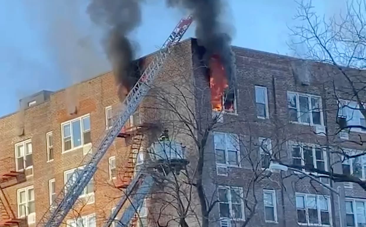 Incendio de 3 alarmas consume edificio de apartamentos en El Bronx