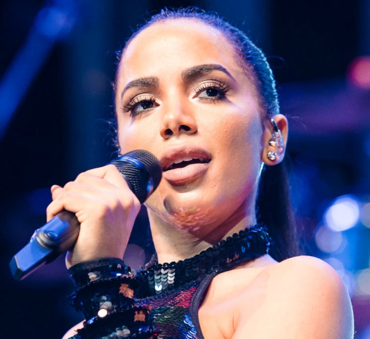 “Cuando me hacen una cola en el peinado”, continúa la cantante, “
<b>y me estiran tanto el pelo que me ponen como una japonesa, ando con dolor de cabeza y me digo ‘nada está pasando aquí’</b>. Yo camino con el dolor que sea, con tal de estar bonita”.