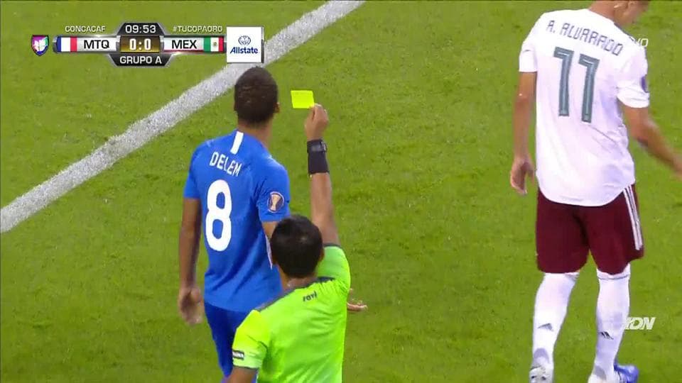 Tarjeta amarilla. El árbitro amonesta a Jordy Delem de Martinique