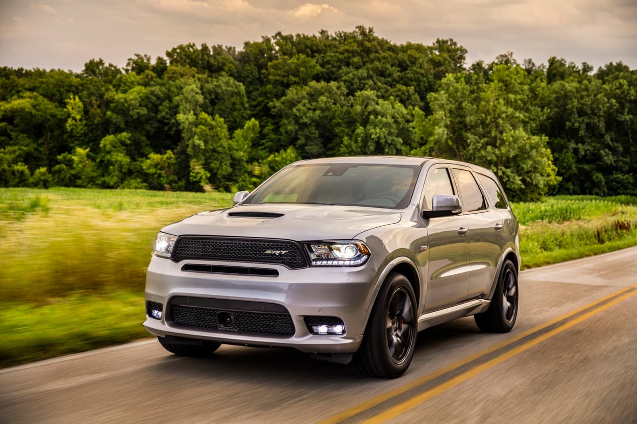 <h3 class="cms-H3-H3"><b>8. Dodge Durango SRT</b></h3>
<br>
<br>
<b>Puntaje: 30/100</b>
<br>
<br>Con un motor 8 cilindros de 6.4 litros y una transmisión automática, relacionada a un sistema de tracción en las cuatro ruedas, la Dodge Durango SRT tiene un consumo de combustible de 13 mpg en ciudad y 19 mpg en carretera.
<br>