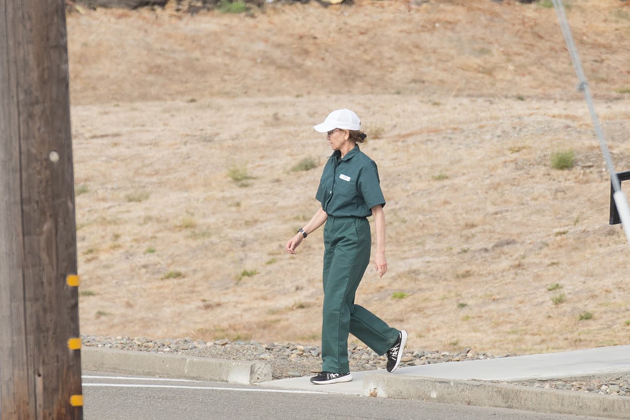 De acuerdo con 
<b><a href="https://www.eonline.com/ap/news/1086345/felicity-huffman-is-released-from-prison">E! News</a></b>
<a href="https://www.eonline.com/ap/news/1086345/felicity-huffman-is-released-from-prison">,</a> la liberación de Huffman se adelantó porque "si la fecha de liberación de un interno es en sábado, domingo o feriado legal, la Oficina de Prisiones puede liberarlo el día hábil anterior".