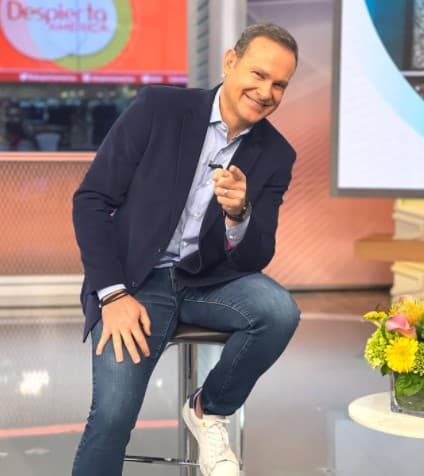 Aunque admite que tiene 'dos pies izquierdos', nuestro Alan nos ha dejado ver sus progresos en videos en TikTok, bailando pasos de moda y disfrutando al máximo.