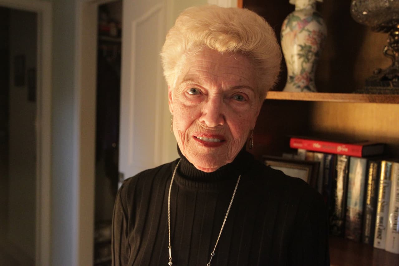 En una entrevista con 
<b><a href="https://www.dailymail.co.uk/tvshowbiz/celebrity/article-7705379/Caitlyn-Jenners-mother-doesnt-Kardashians-hit.html">Daily Mail</a></b>, la mujer de 93 años criticó la relación que tuvo Kris Jenner con su hijo Bruce Jenner, antes de que este se cambiara de sexo y se convirtiera en Caitlyn.
<br>