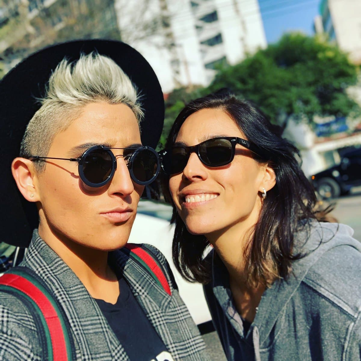 Gracias al mensaje que acompañaba la imagen, la presentadora habría dado a entender que era su pareja: "La dueña de mis quincenas @reginakuri".