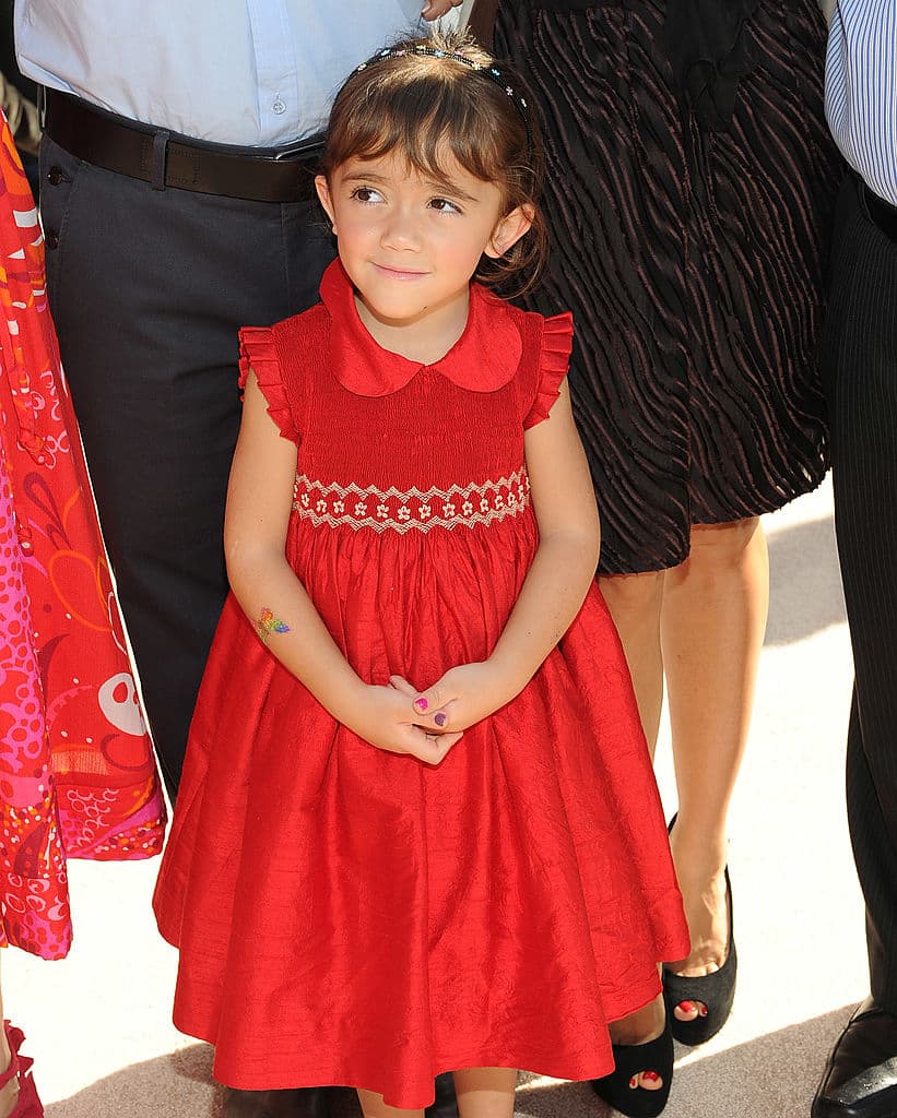 A su mamá siempre le gustó ponerle vestidos coloridos cuando era niña, pero en las alfombras rojas actuales podemos ver que ya usa tonos mucho más sobrios.