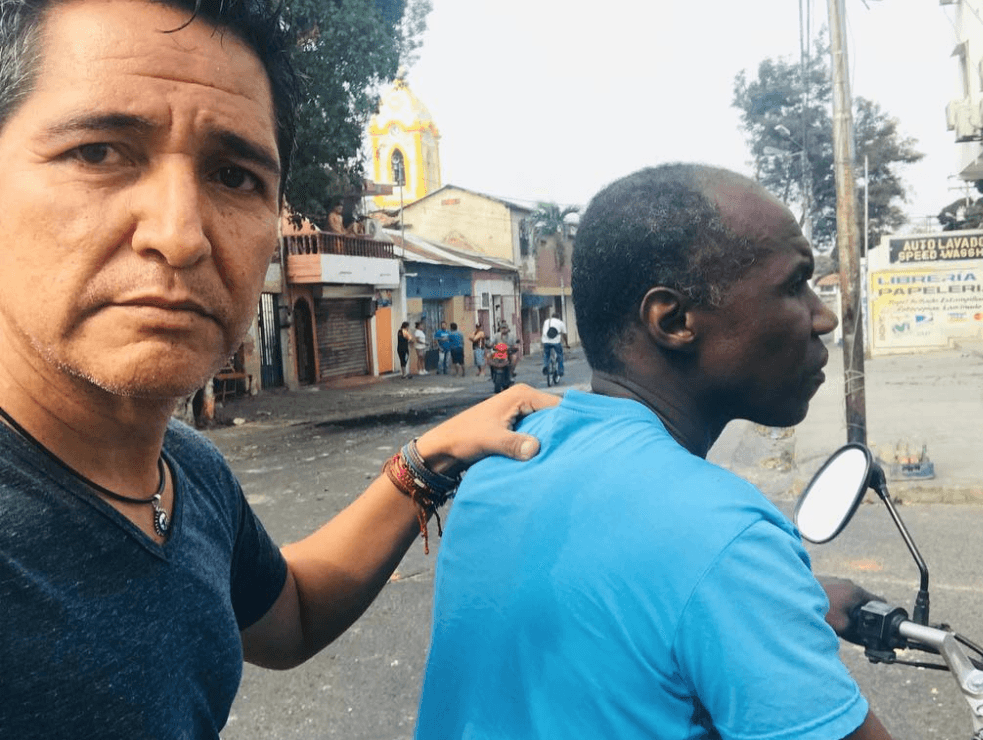 "Me pusieron una pistola en la cabeza": el testimonio de un periodista de Univision que refleja la situación en Venezuela 
