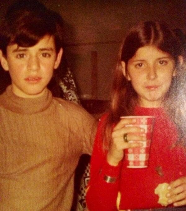 <b>Viridiana</b> fue una niña que desde el inicio de su vida estuvo involucrada en el medio artístico. Debutó en televisión a los 10 años de edad con su mamá, en el show 'Silvia y Enrique'. Esta imagen fue publicada en el Twitter de Luis Ernesto Cano antes de morir en 2014: "Me encontré esta foto con mi primera novia, Viridiana Alatriste Pinal. Bien chavitos".