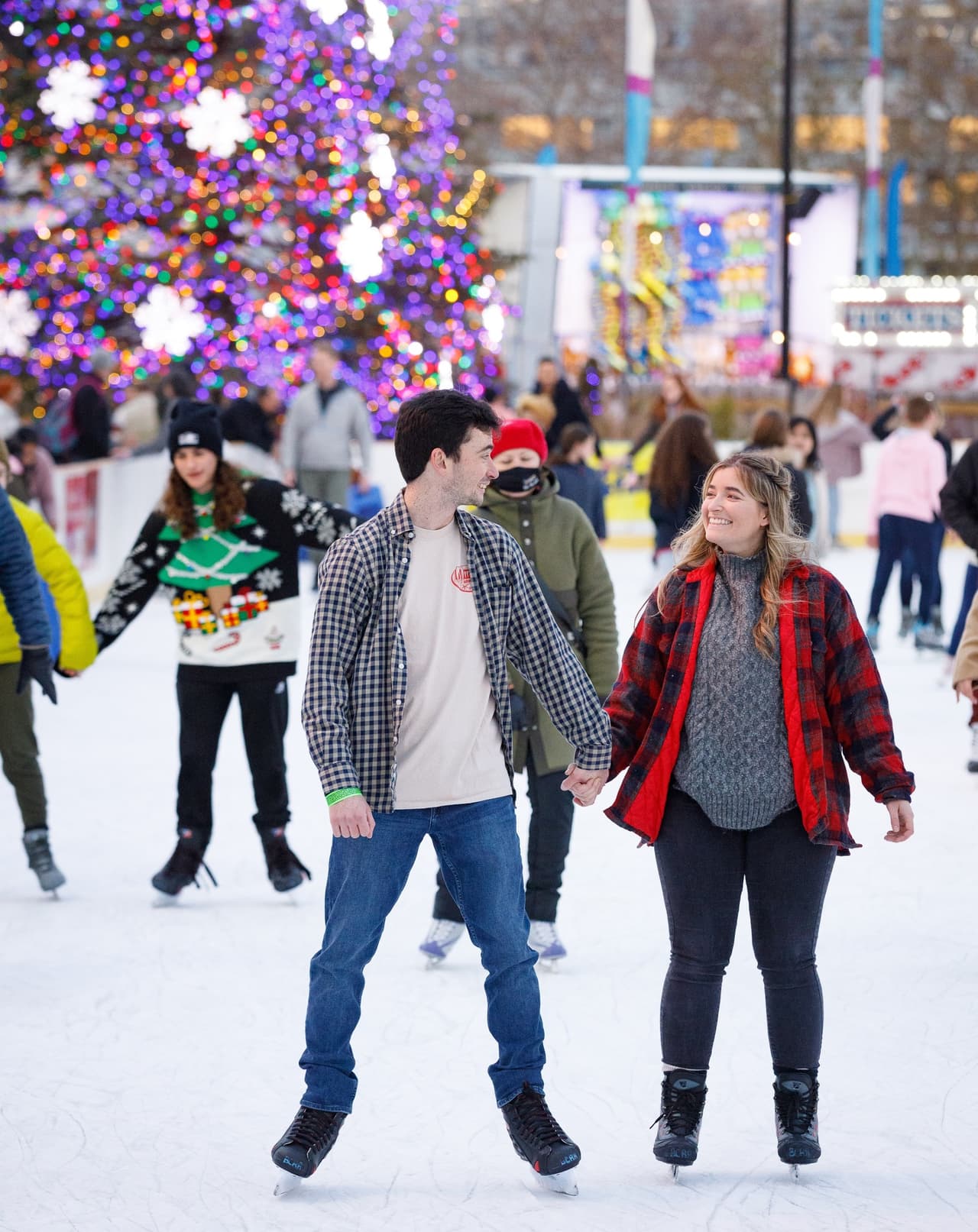 <b><a href="https://www.delawareriverwaterfront.com/places/blue-cross-riverrink-winterfest" target="_blank">Valentine’s Day Sweetheart Skate at Blue Cross RiverRink Winterfest (14 de febrero)</a></b>: Blue Cross RiverRink Winterfest está abierto durante toda la temporada para patinar, descansar en el albergue y jugar, pero Valentine's Day Sweetheart Skate ofrece la mejor experiencia de patinaje en pareja, incluida la entrada, el alquiler de patines de hielo, una rosa y películas de amor en el albergue.