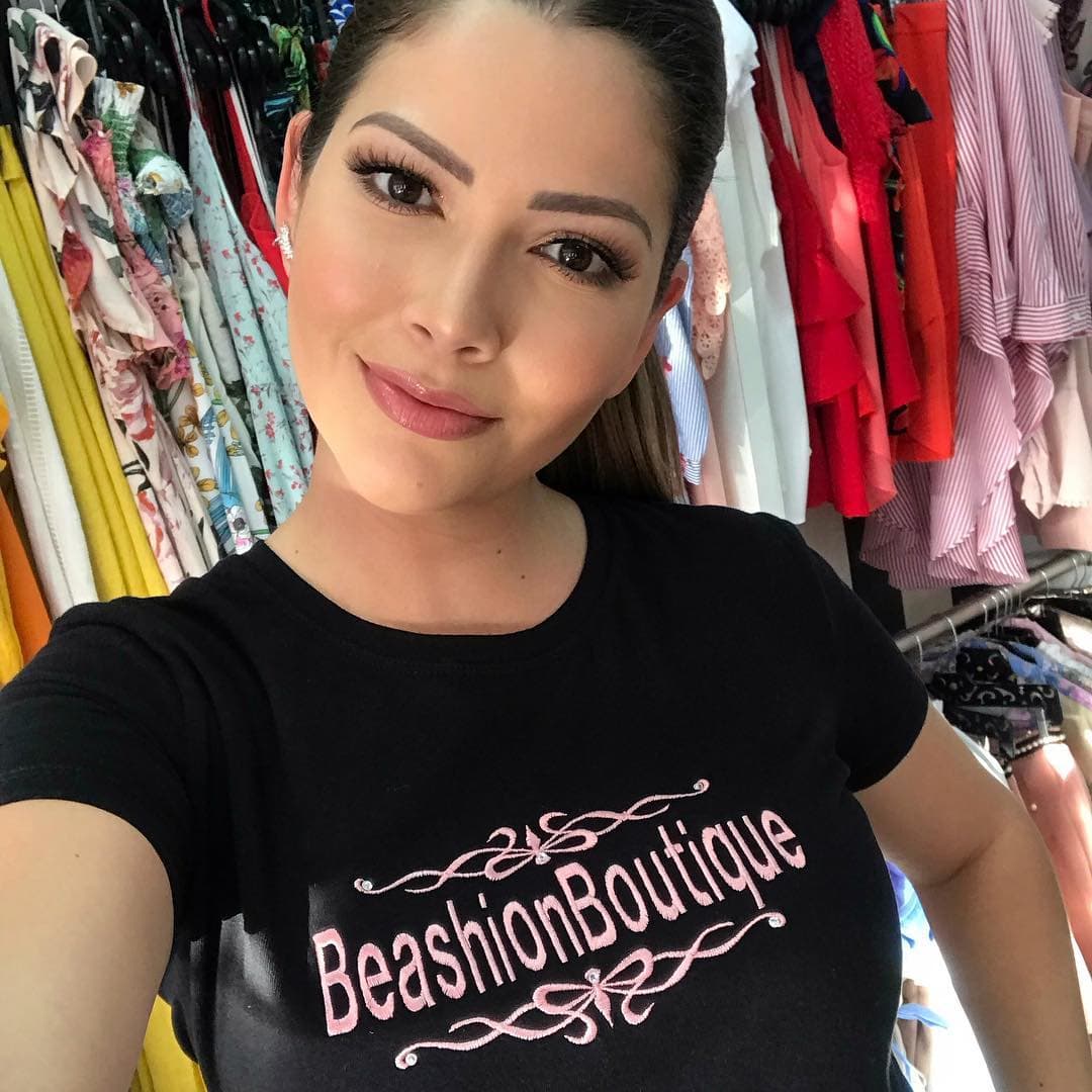 Esta semana hizo un alto en sus actividades para compartir con sus más de 3 millones de seguidores en redes sociales una fotografía que la puso nostálgica, en ella aparecen sus hijos, Giulietta y Gael jugando mientras pone en orden mercancía del negocio que inició en el 2016.