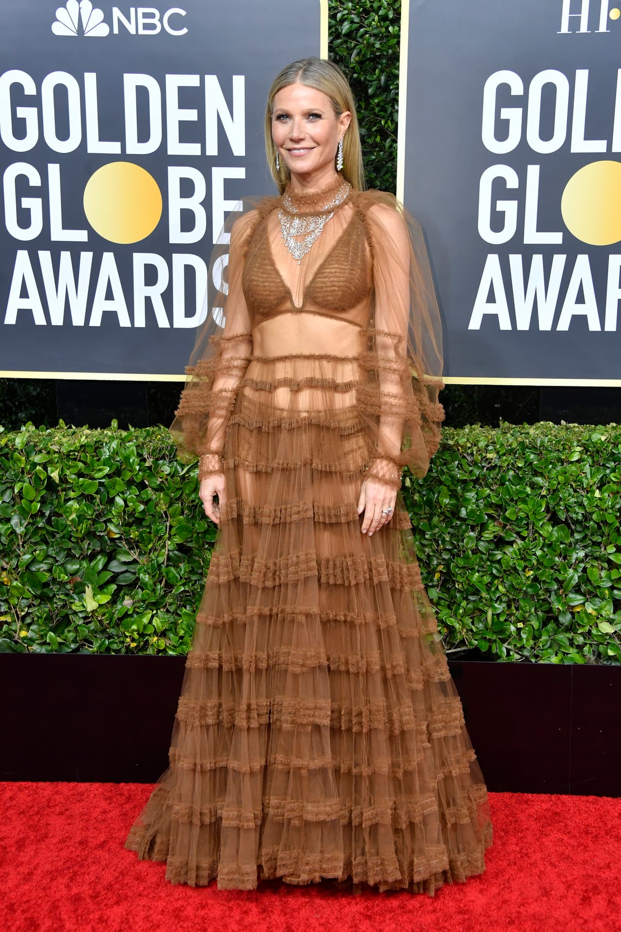 En la lista encabezada por JLo también se ubicó a Gwyneth Paltrow, y su vestido de transparencias del año pasado, y a Emma Stone con tres diseños: la creación en coral de Calvin Klein en 2011, el color uva de Lanvin que usó en 2012 y el vestido de Valentino de 2017.