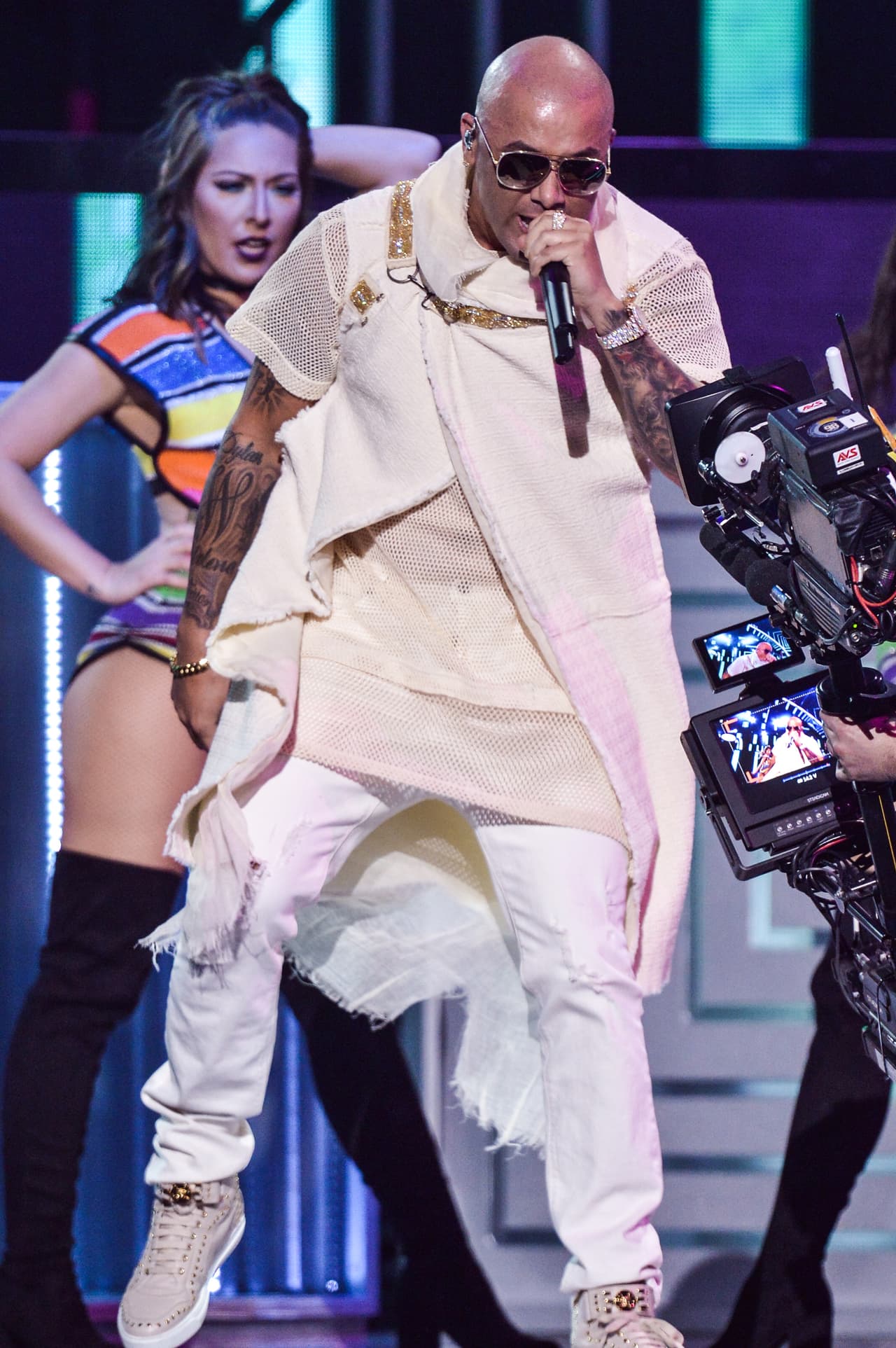 Se hizo acompañar de bellas bailarinas y puso todo el fuego sobre el escenario.