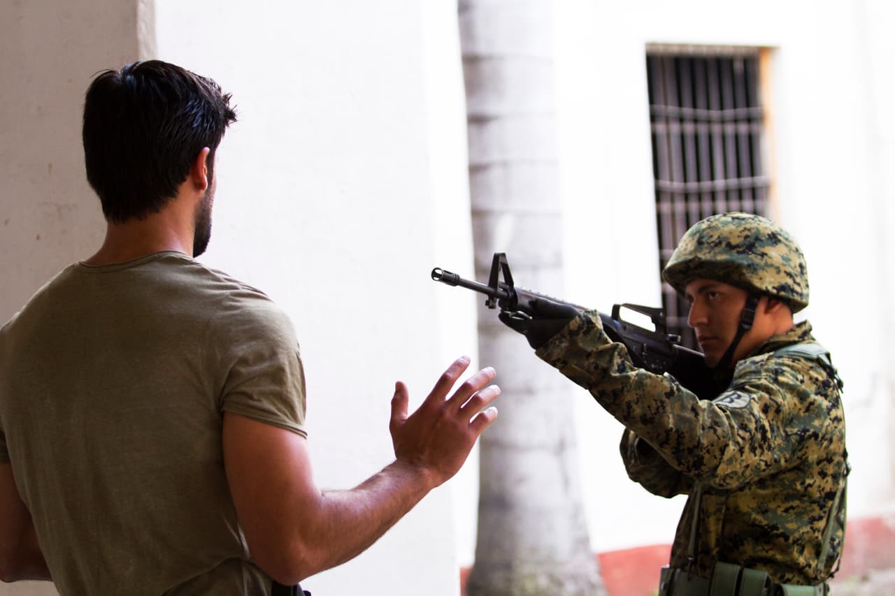 Ante la amenaza de los soldados, Dave los enfrentó y comenzó la búsqueda de Yolanda por el cuartel.