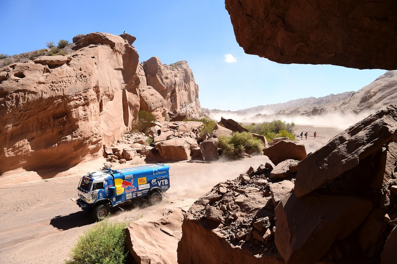 Para recuperar el título, Kamaz renovó el 4326 con su 
<b>chasis 4x4</b> de más de 
<b>22,000 libras de peso</b>, y algunas cifras destacables: 
<b>980 caballos de fuerza</b> producidos por su 
<b>motor V8 de 16.2 litros.</b>