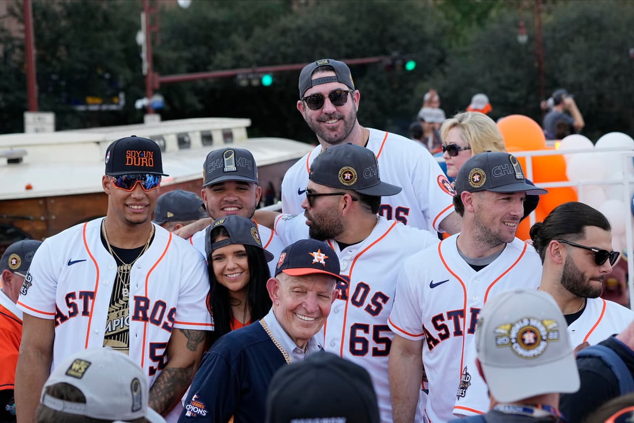 Además de los jugadores, Jim "Mattress Mack" McIngvale estuvo en el autobús. El empresario 
<a href="https://www.univision.com/local/houston-kxln/mattress-mack-gana-75-millones-victoria-astros-houston-fotos" target="_blank">ganó casi $75 millones</a> tras apostar a la victoria de los Astros.