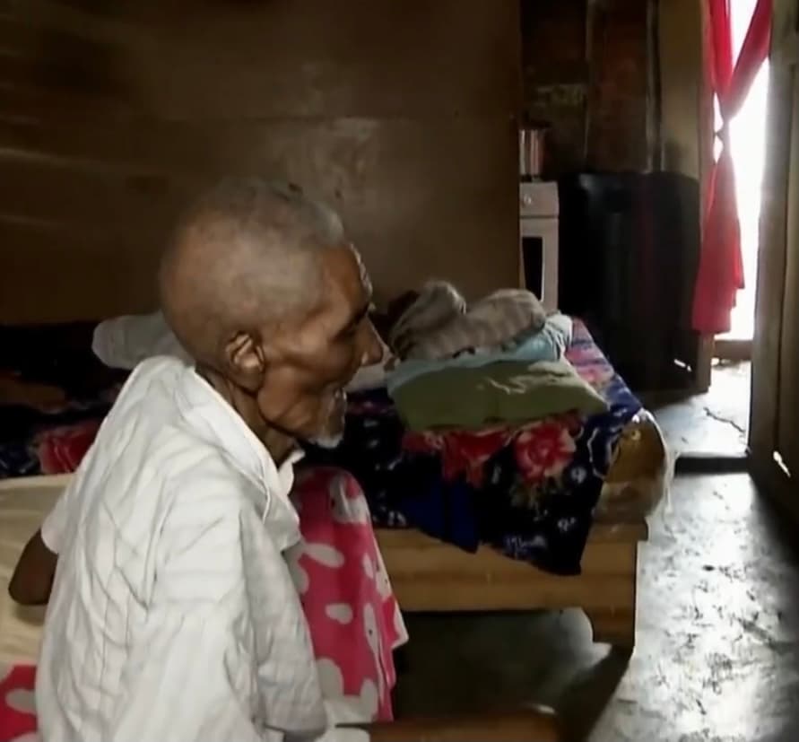 Los esfuerzos para ayudar se han apresurado debido a la avanzada edad de la pareja y su estado de salud. Mientras tanto, los dos esperan juntos, a pesar de no poder verse,
<b>mostrando día a día la fuerza de su amor. </b>
<br>
<br>